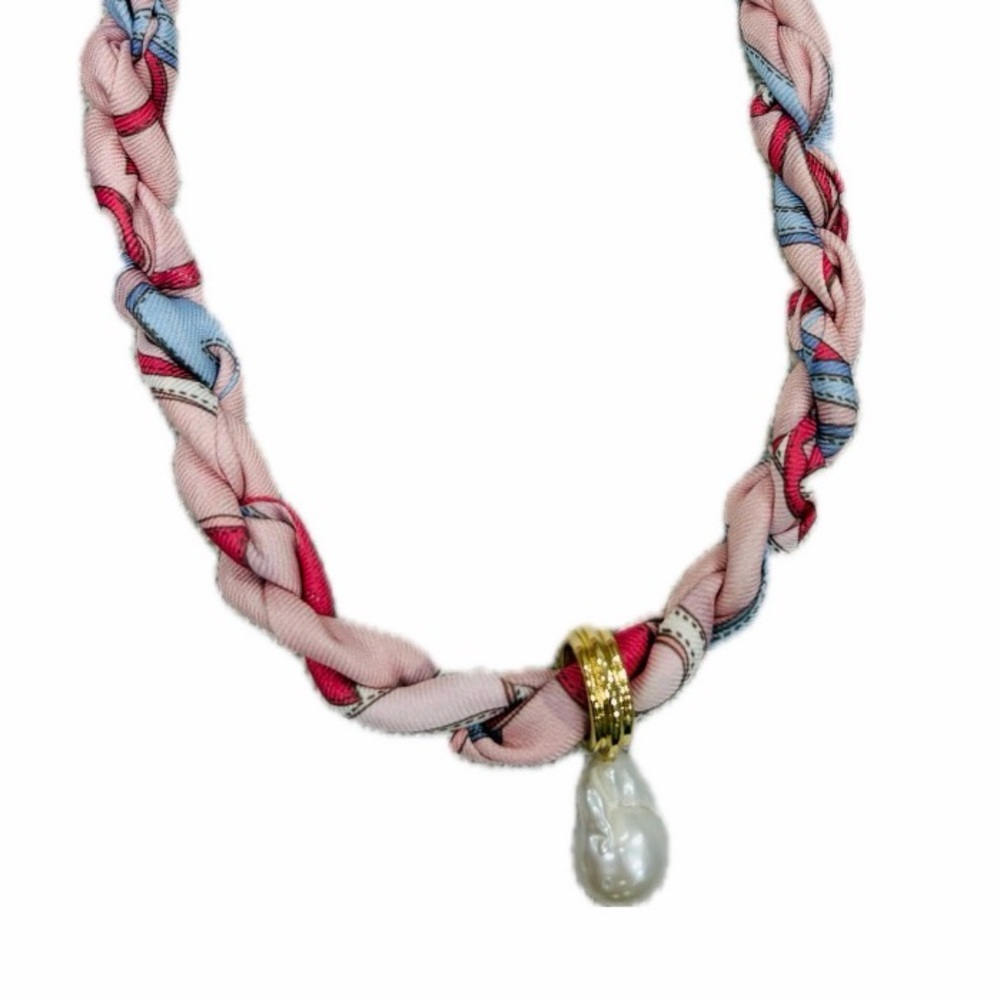 NWT ⚜️🌸⚜️ Piper K Gorgeous Scarf Necklace with Pink Floral Pendant